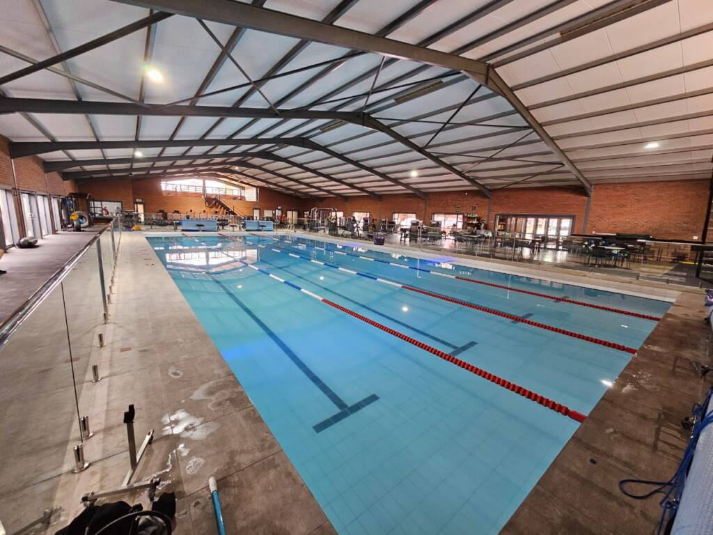 Ses-baan binnenshuise swembad by JPSS gesien vanaf die swembadwandelpad