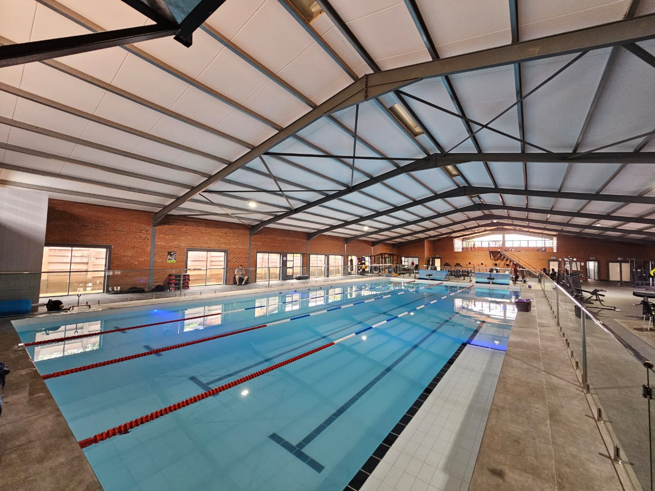 Die binnenshuise swembad en gimnasiumvloer by JPSS in Vrede